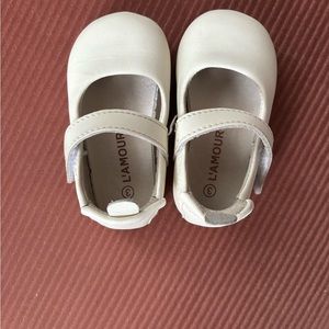 L’amour Cream Mary Jane Dress Shoes Size 3